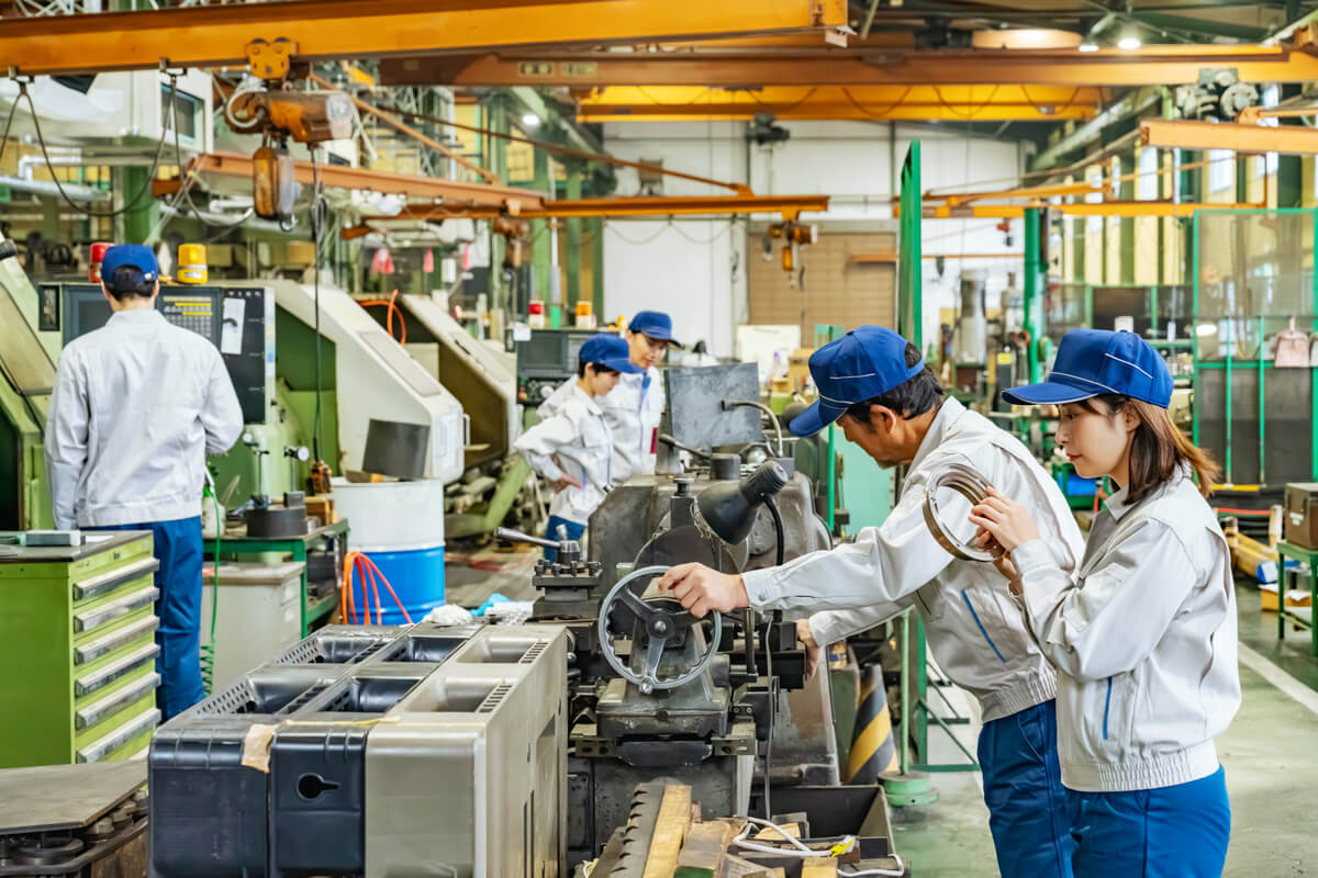 製造業の工場や設備投資のイメージ